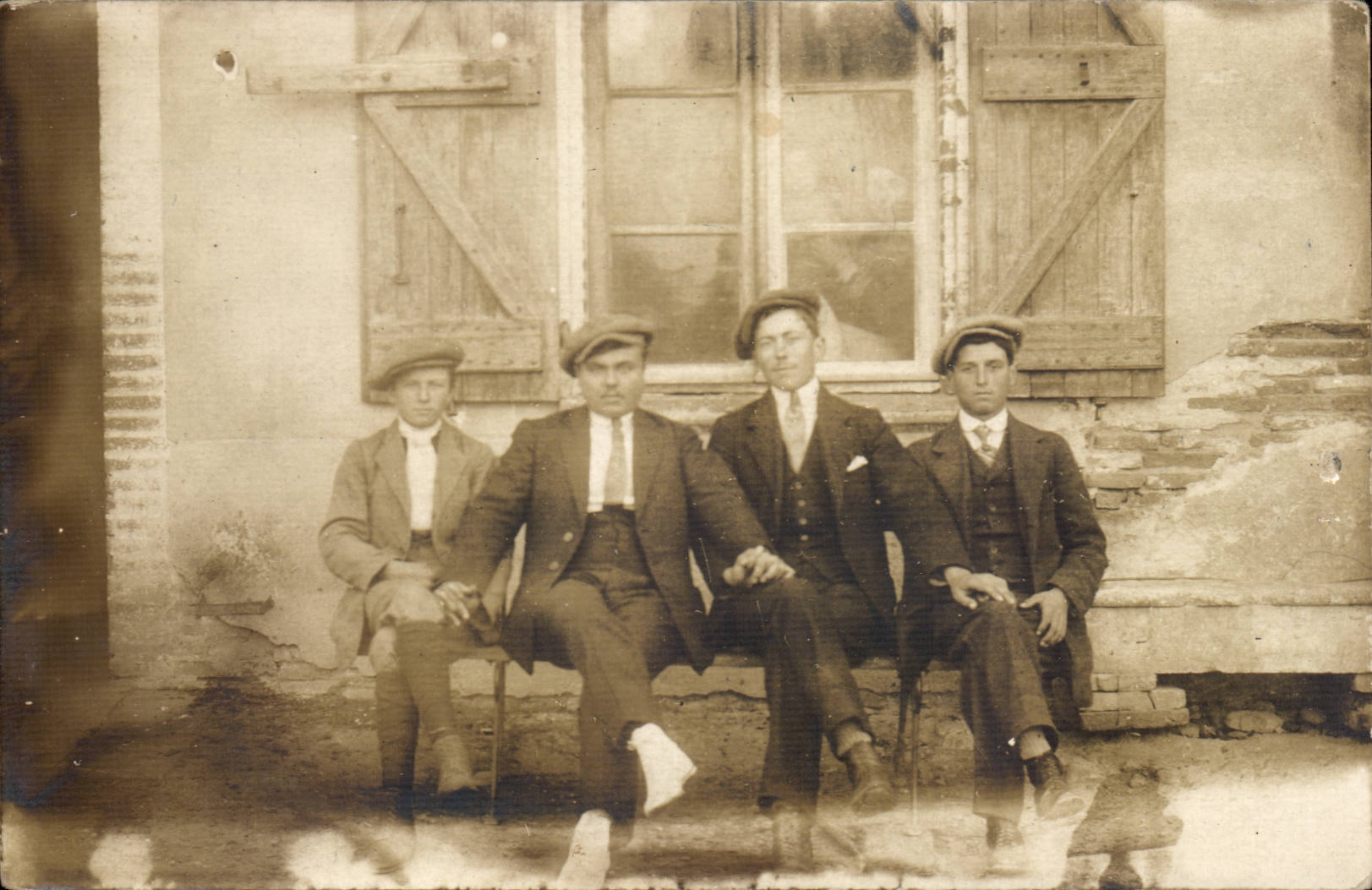 CARTE PHOTO Hommes sur un banc (folklore costume coiffe)
