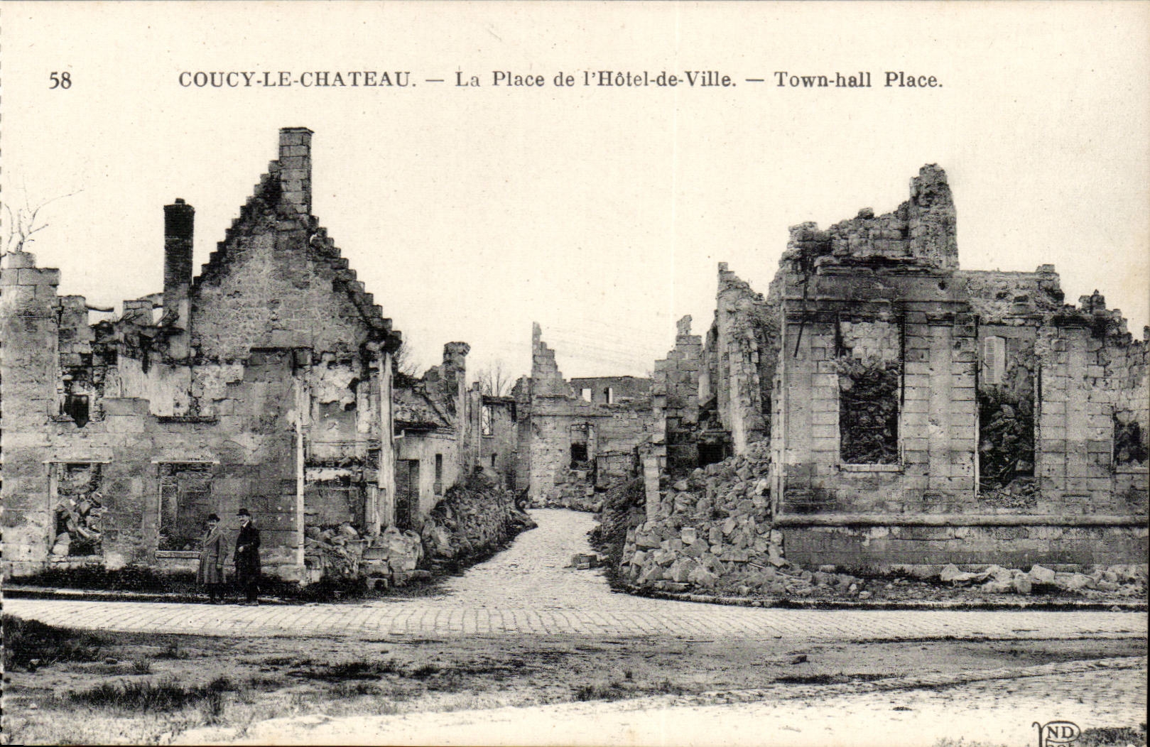 Coucy-le-Château — La Place de l'Hôtel-de-Ville — Town-hall Place.