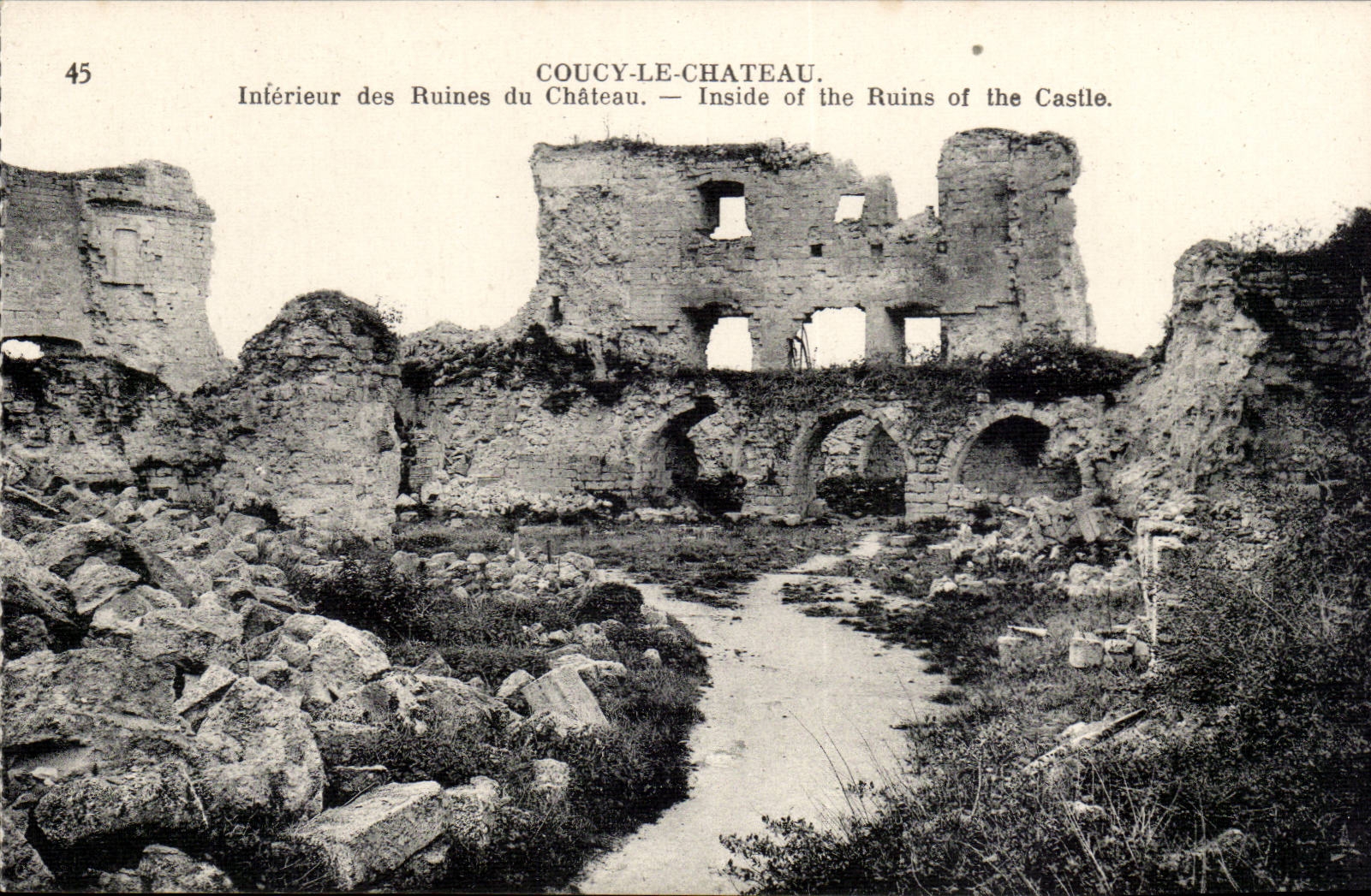 Coucy-le-Château — Intérieur des ruines du château — N°45