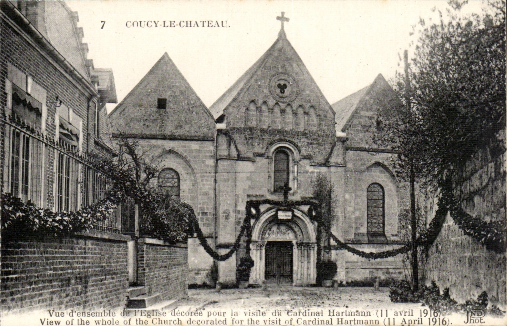 Couchy le Chateau - Vue d'ensemble de l'Eglise decoree pour la visite du Cardinal Hartmann avril 11 1916 - CPA 