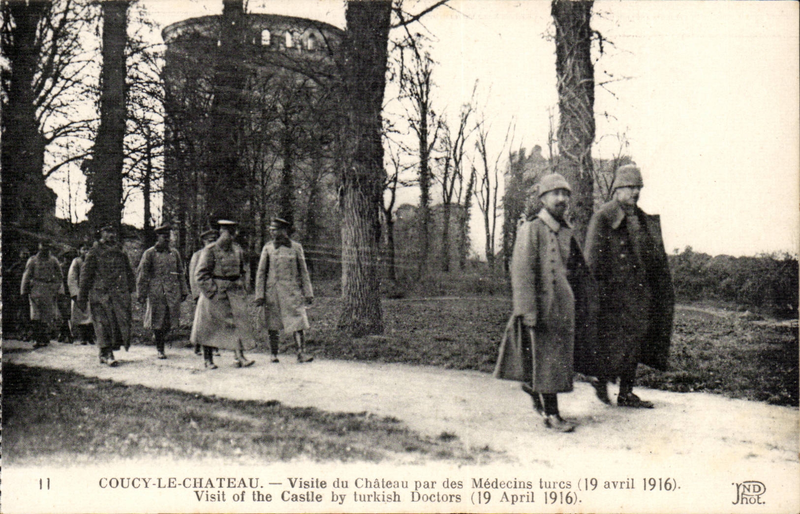 Coucy-le-Château — Visite du Château par des Médecins turcs (19 avril 1916) — JND Phot.
