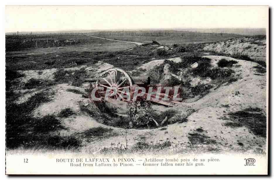Route de Laffaux a Pinon - Artileur tombe pres de sa piece - Gunner fallen near his gun - - CPA (militaria)