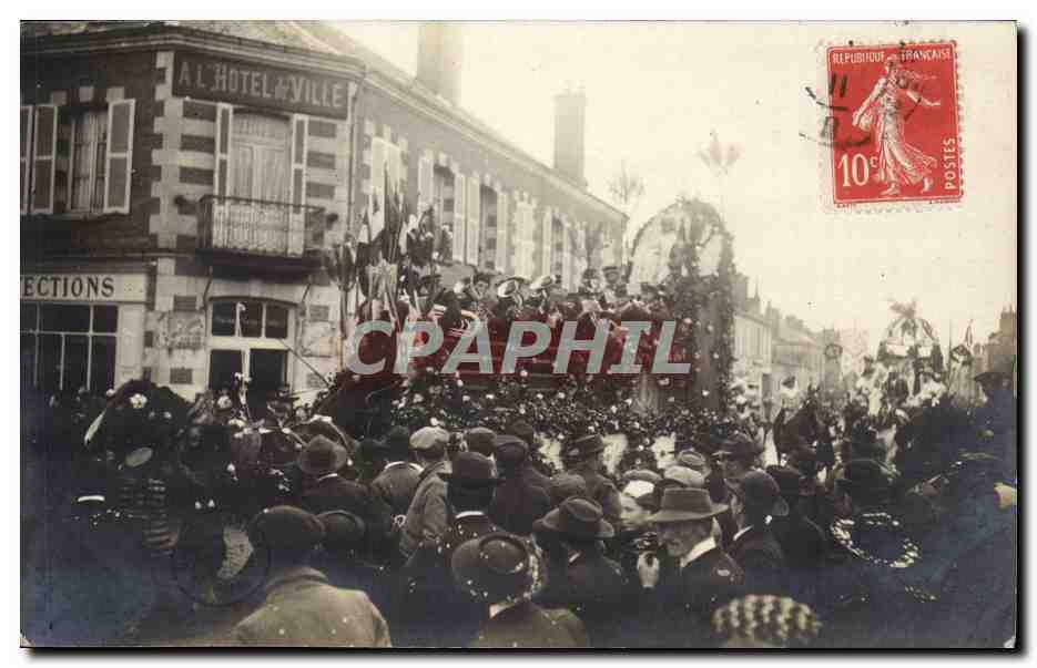CARTE PHOTO Militaria - Char - Fete - Defile militaire - parade La Bondonniere CPA TOP