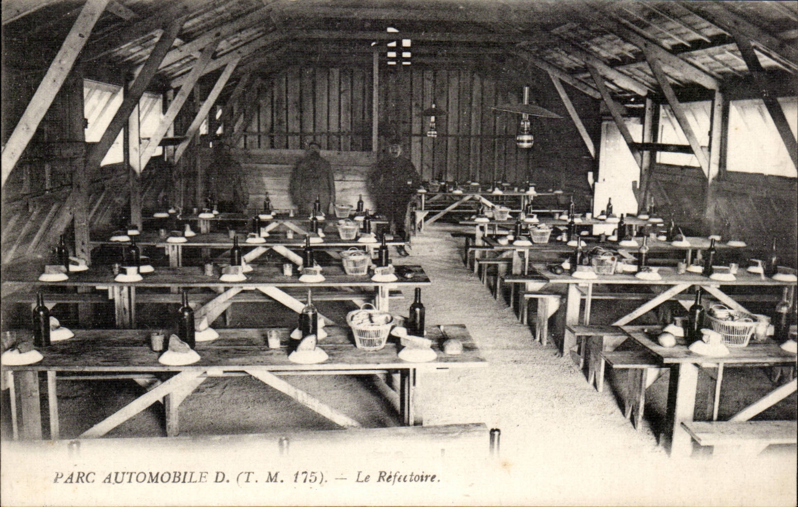 CPA Militaria Parc automobile Le refectoire