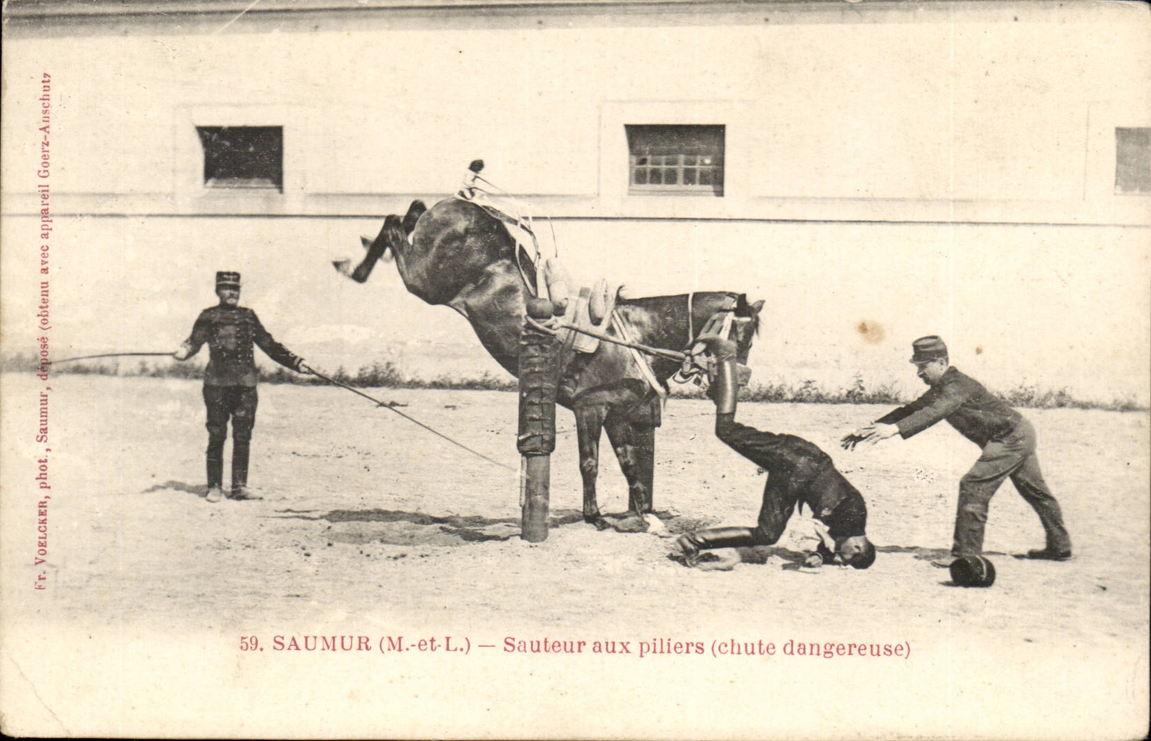 CPA Saumur Sauteur aux piliers (chute dangereuse) Cheval Chevaux Horse Militaria Uniforme Uniforme