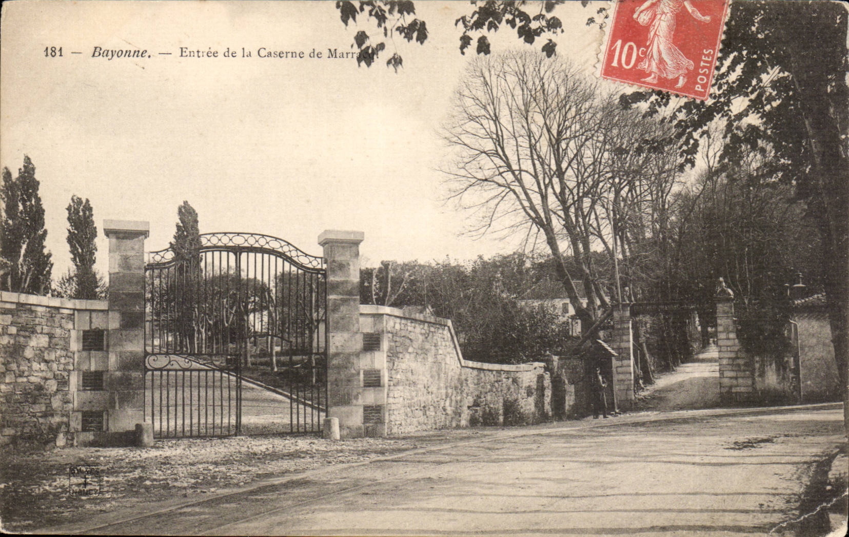Bayonne — Entrée de la Caserne de Marrat — éditeur R. Gauthier, n° 481