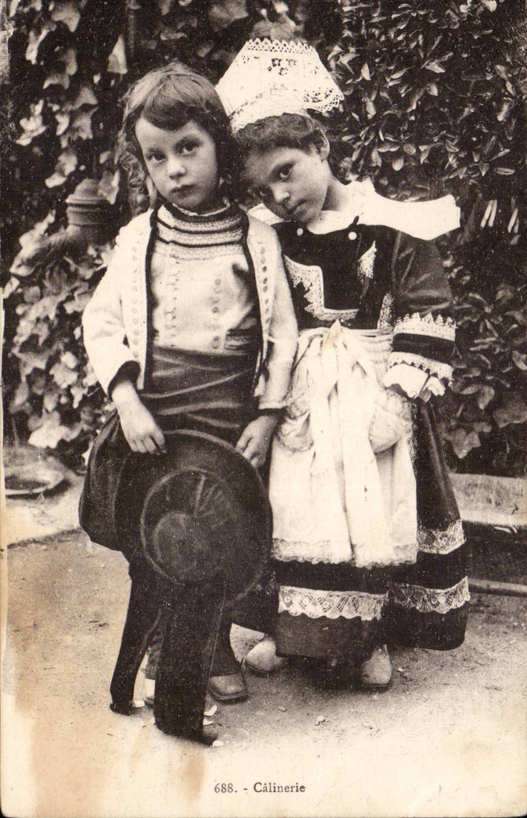 Deux enfants en costume traditionnel — Câlînerie — Câlînerie, n°688