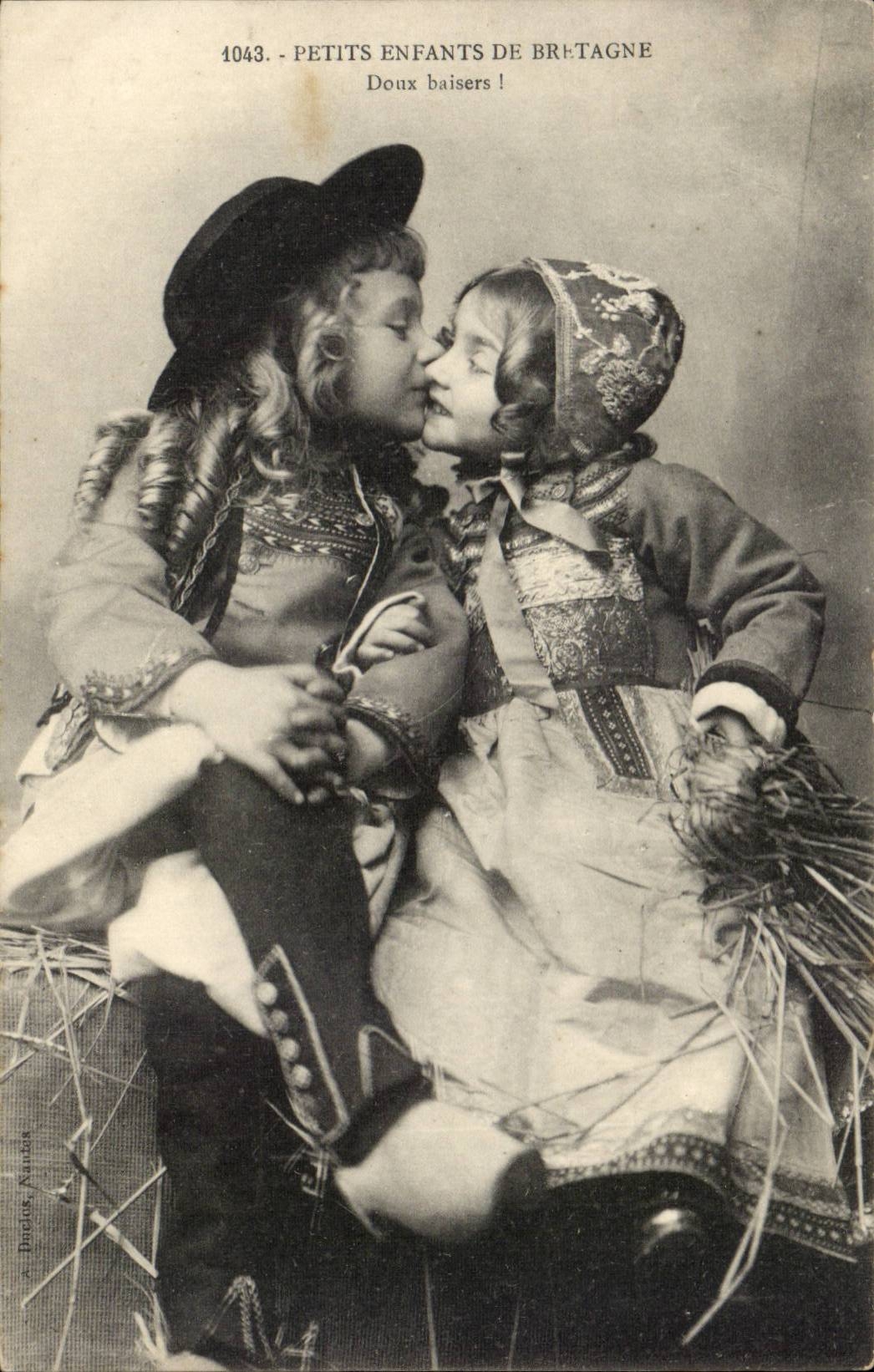 CPA Folklore Petits enfants de Bretagne Doux baisers