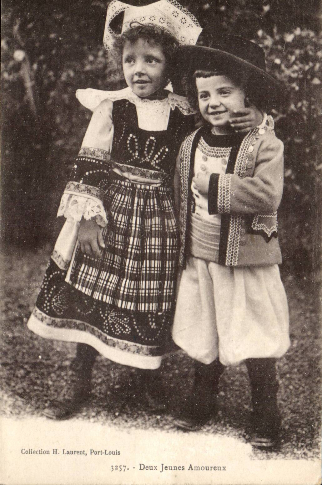 CPA Folklore Deux jeunes amoureux