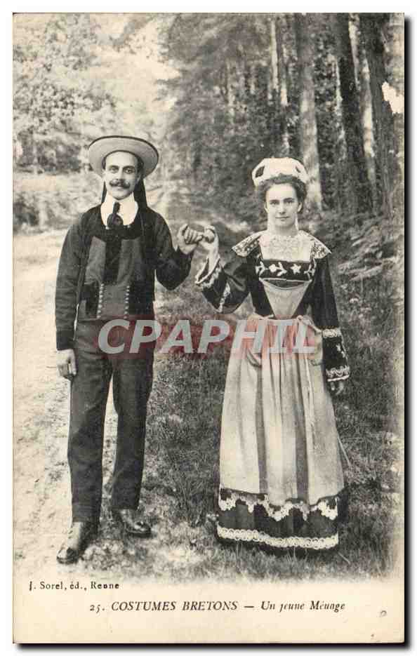 En Bretagne CPA Costumes bretons Un jeune menage
