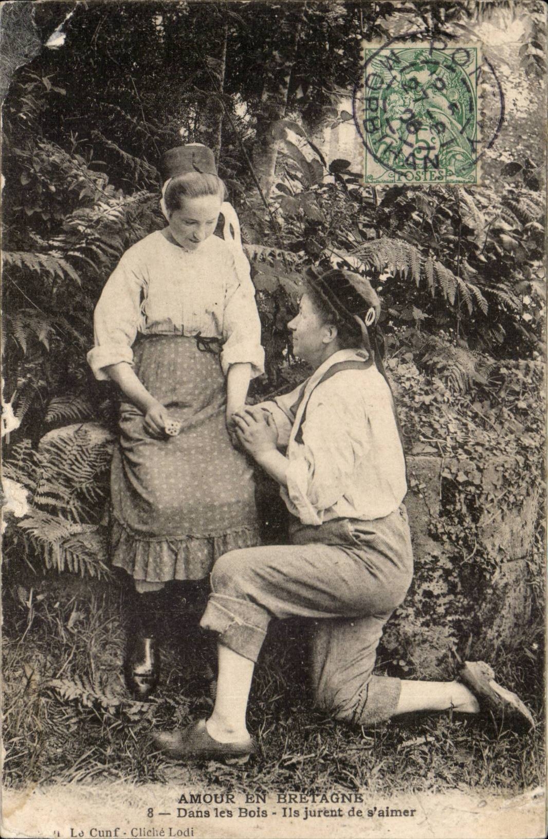 Amour en Bretagne CPA DAns les bois Ils jurent de s'aimer