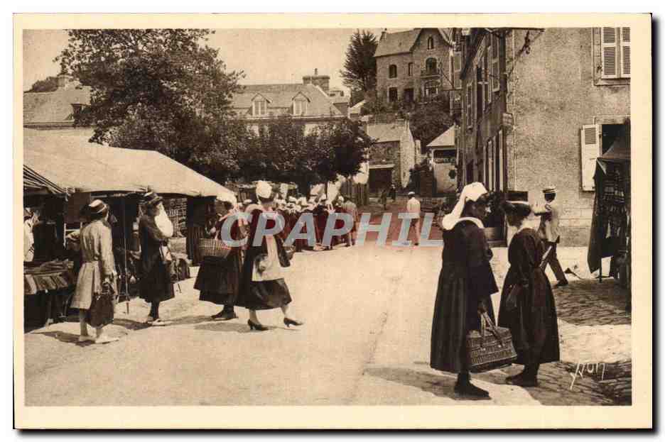 Pont Aven CPA La place du village (folklore coiffes)