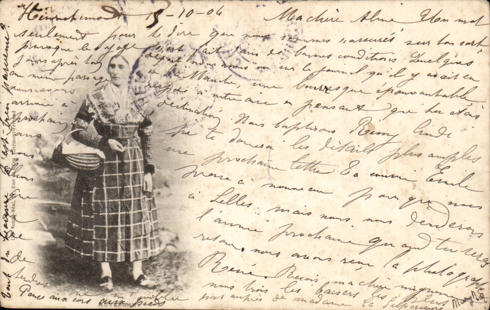 Femme en robe à carreaux — Hémént, France — Éditeur : La Rougier, Hémént