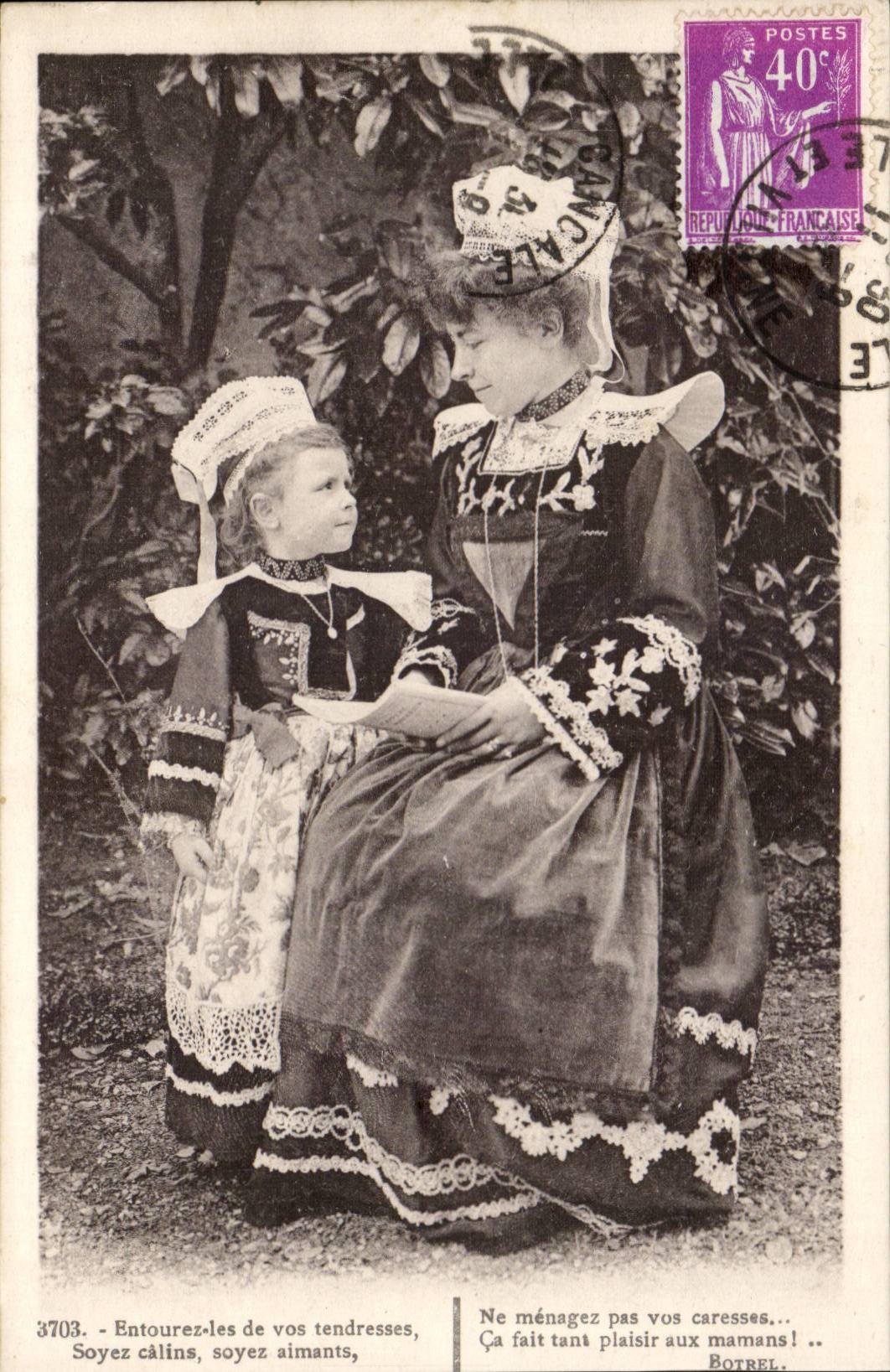 Femme et enfant en costume traditionnel — Botrel, n°3703 — éditeur Botrel