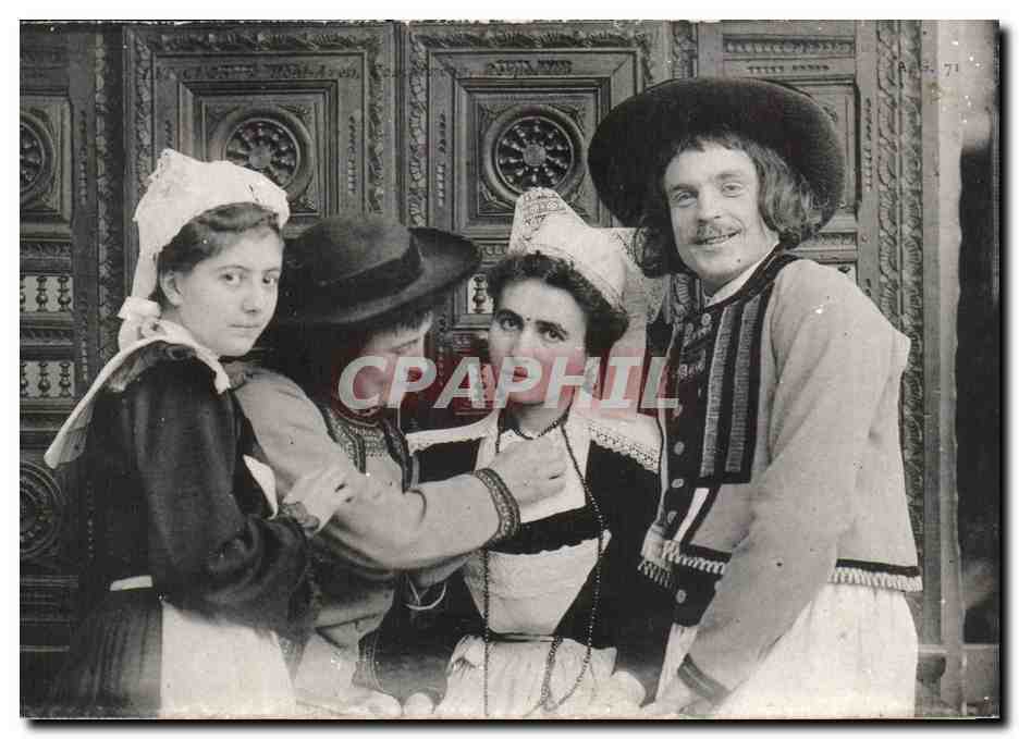 Folklore - Costumes - En Bretagne - Familie - CPA 