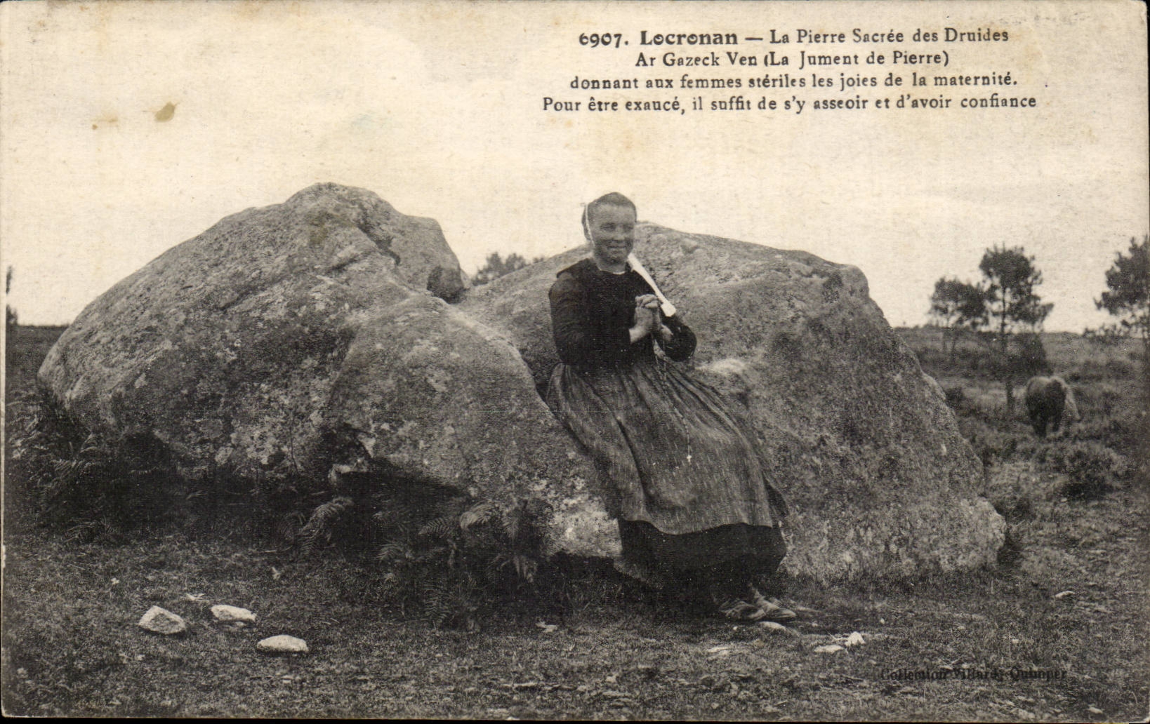 Locronan - La Pierre Sacree des Druides - Jeune Fille - CPA 