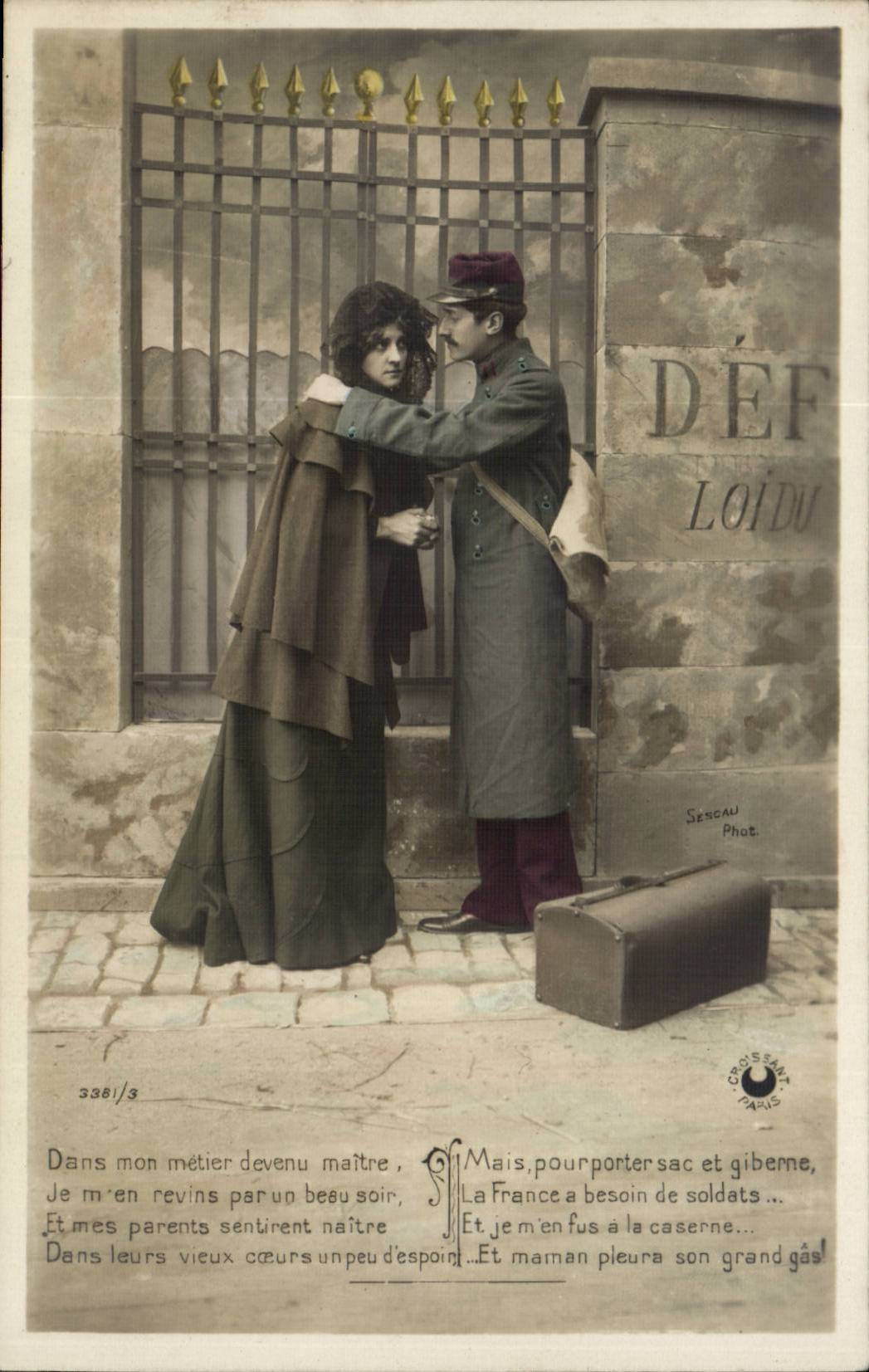 Soldat et femme devant une caserne — Sencal Phot. — n° 3381/3