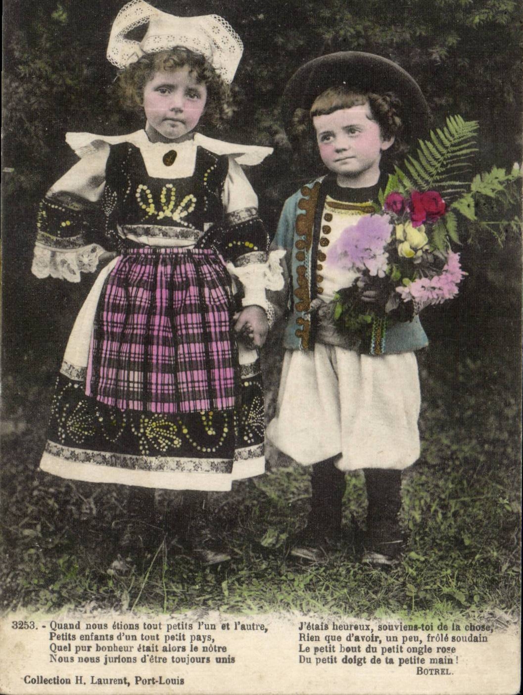 Fantaisie - Enfants - adorable children in traditional costumes - Folklore CPA 