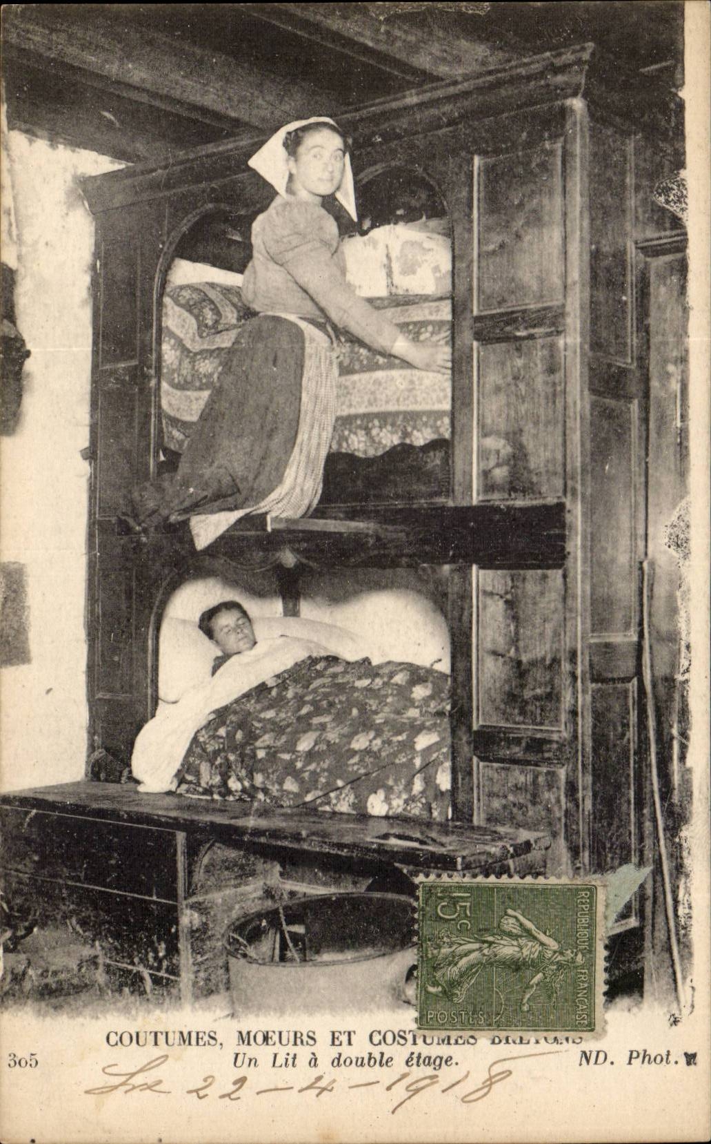 Fantaisie - Femme - Bretagne - Le Lit a double etage - Costumes - Folklore CPA 