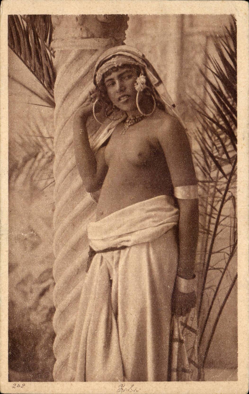 Béjaïa — Femme berbère en tenue traditionnelle — Éditeur L. & H. n° 248