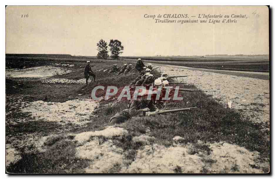 Chalons - Camp - L'Infanterie au Combat - Tirailleurs organisant une ligne d'abris - CPA 