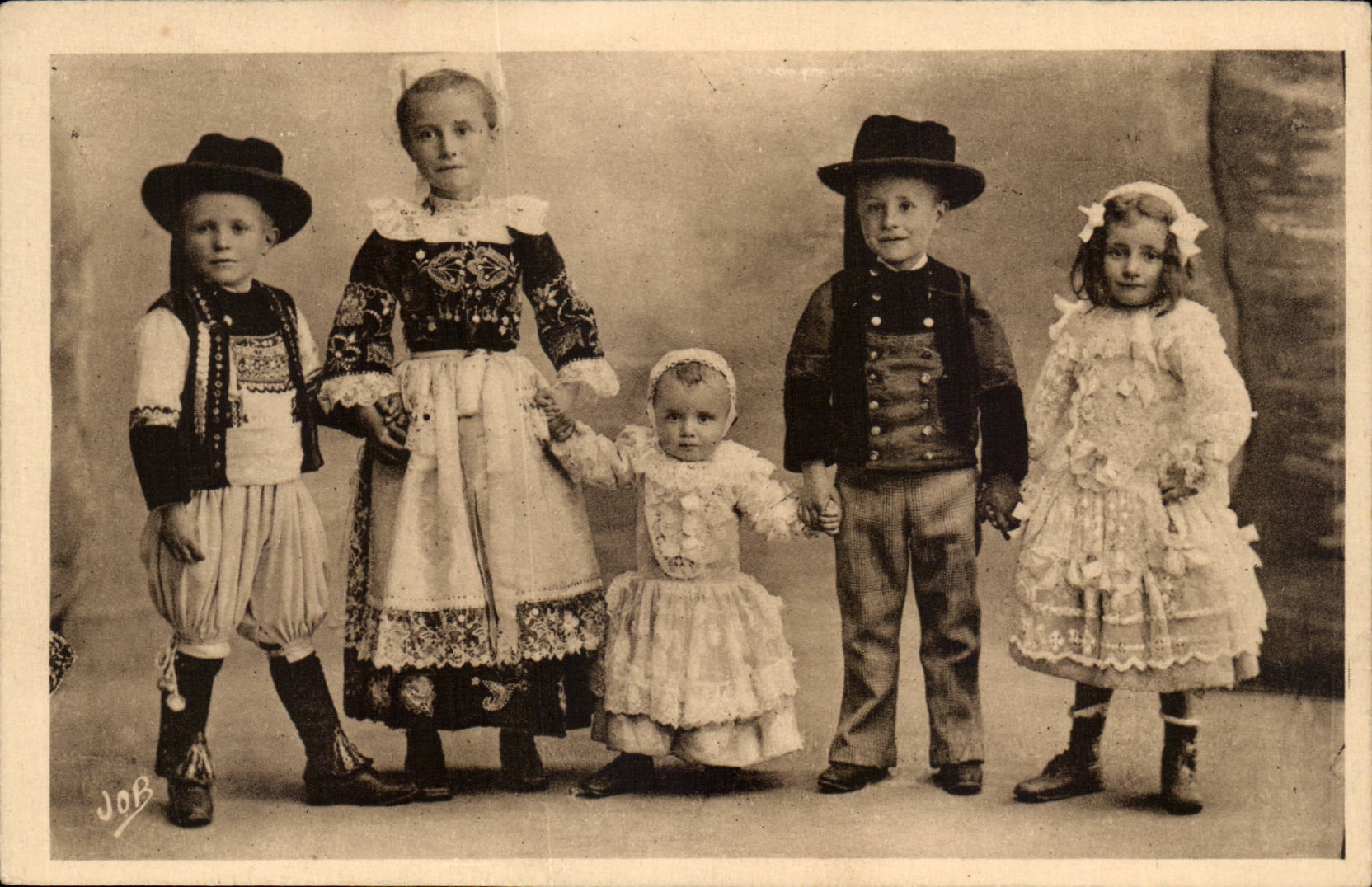 Fantaisie - Enfants - Foklore Costumes - adorable children in traditional clothing - CPA 