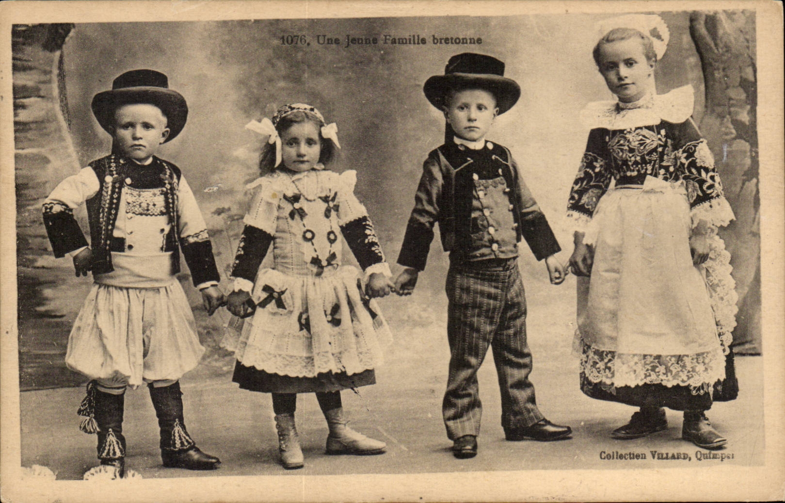 Fantaisie - Enfants - Folklore Costumes - Famille Bretonnes adorable children in traditional clothing - CPA 