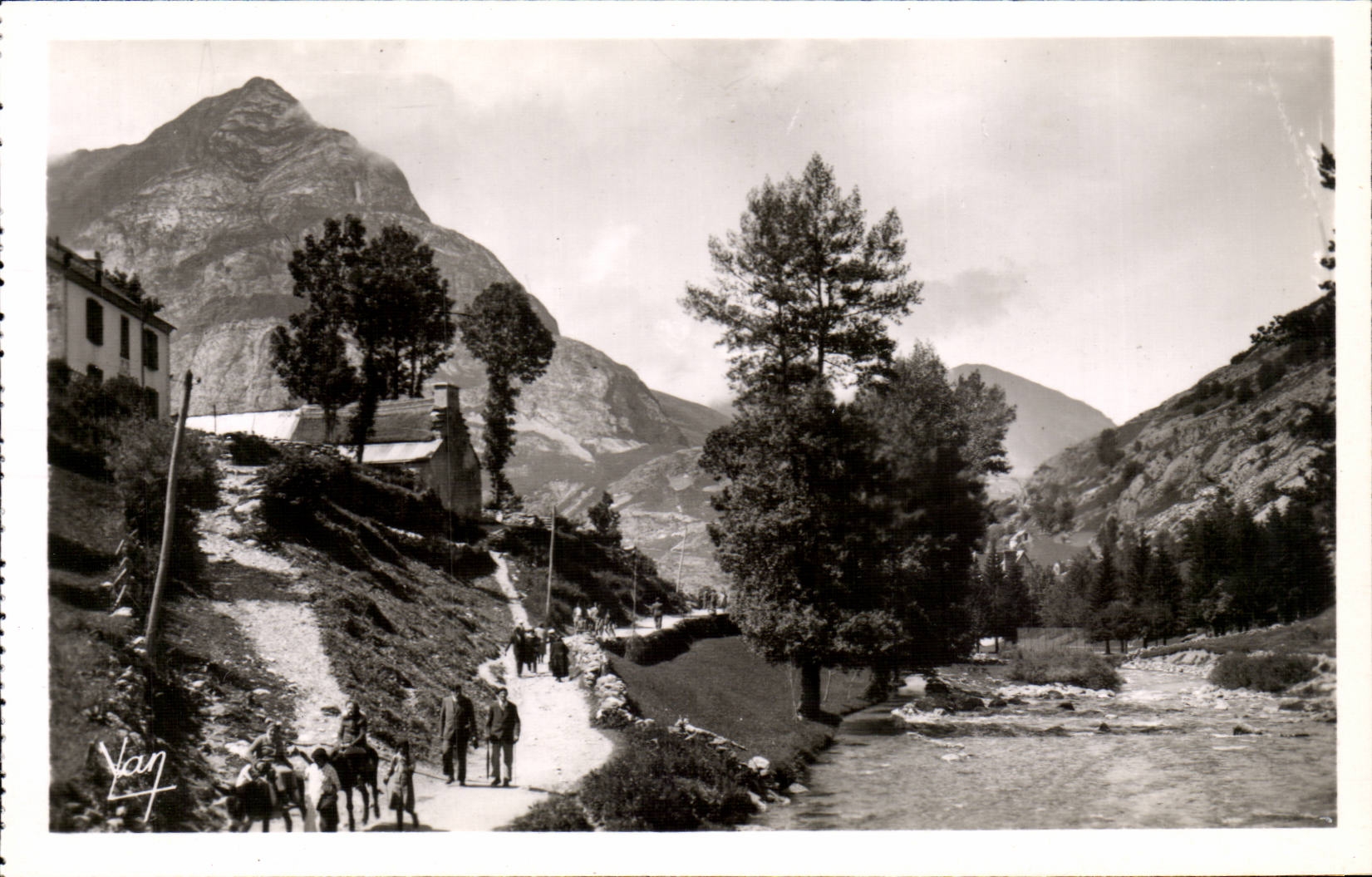 Gavarnie - A Gauche le Pic seeugnac alt 2575 - CPA 