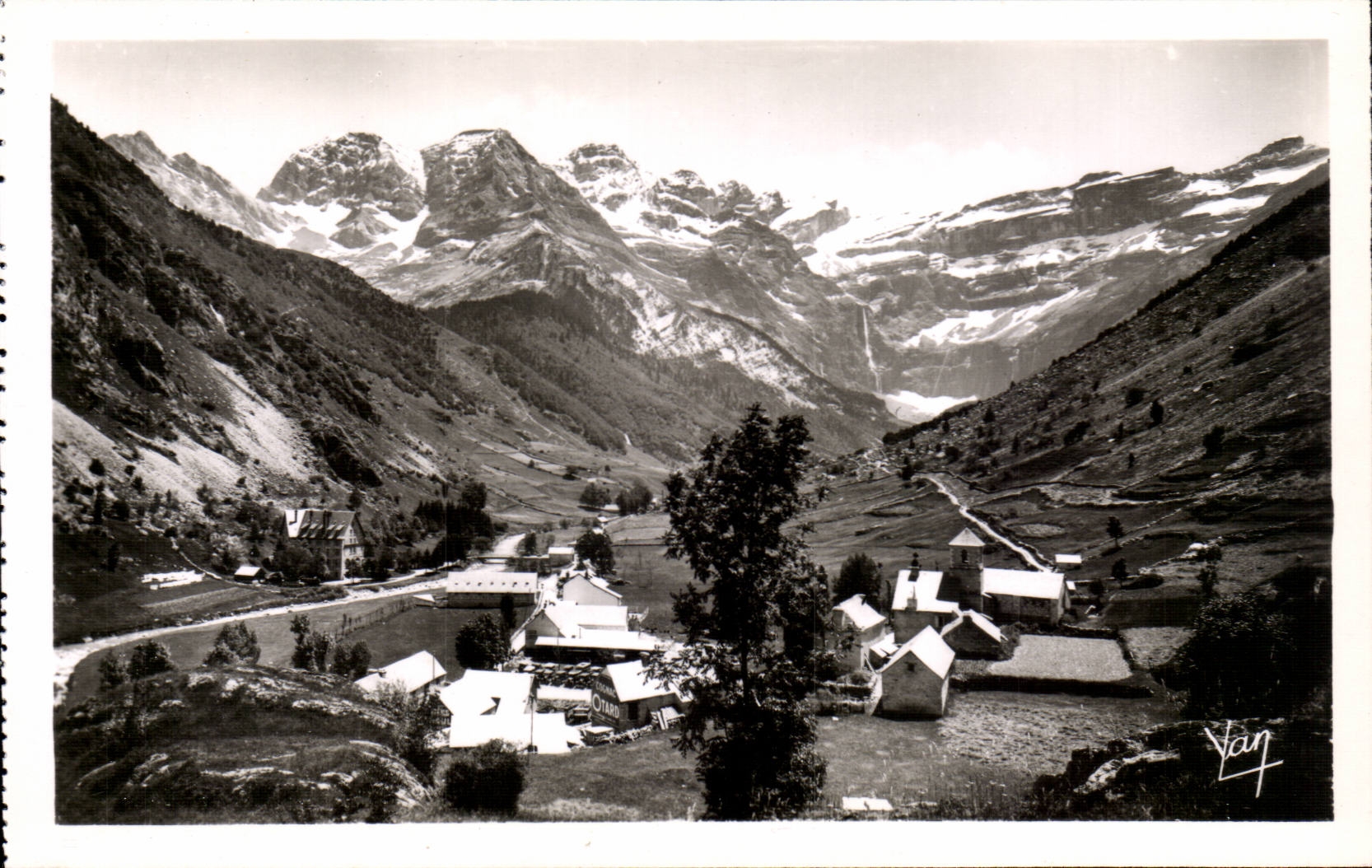 Gavarnie - Le Village et le Cirque - alt 1350 - CPA 