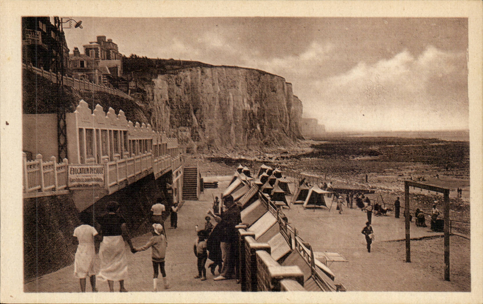 Ault - La Descente a la Plage et la Digue Promenade - CPA 
