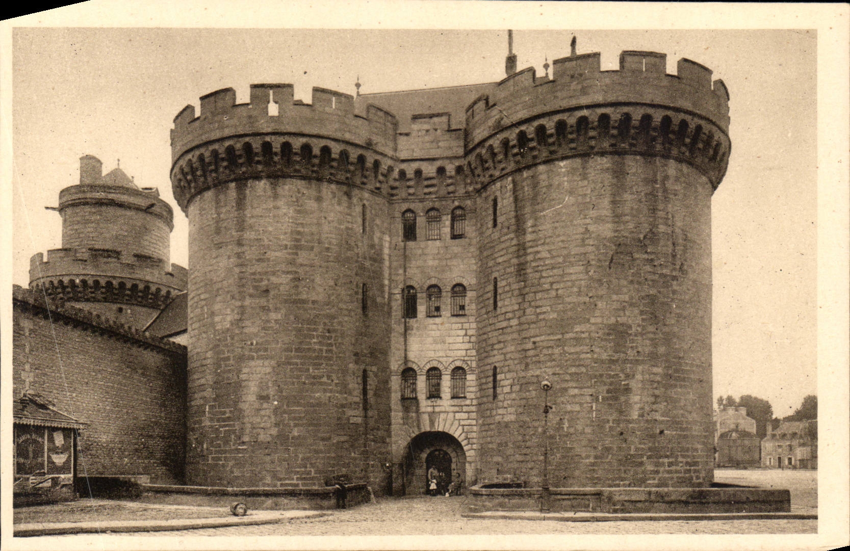 Alencon - Entree du Chateau des Ducs - CPA 