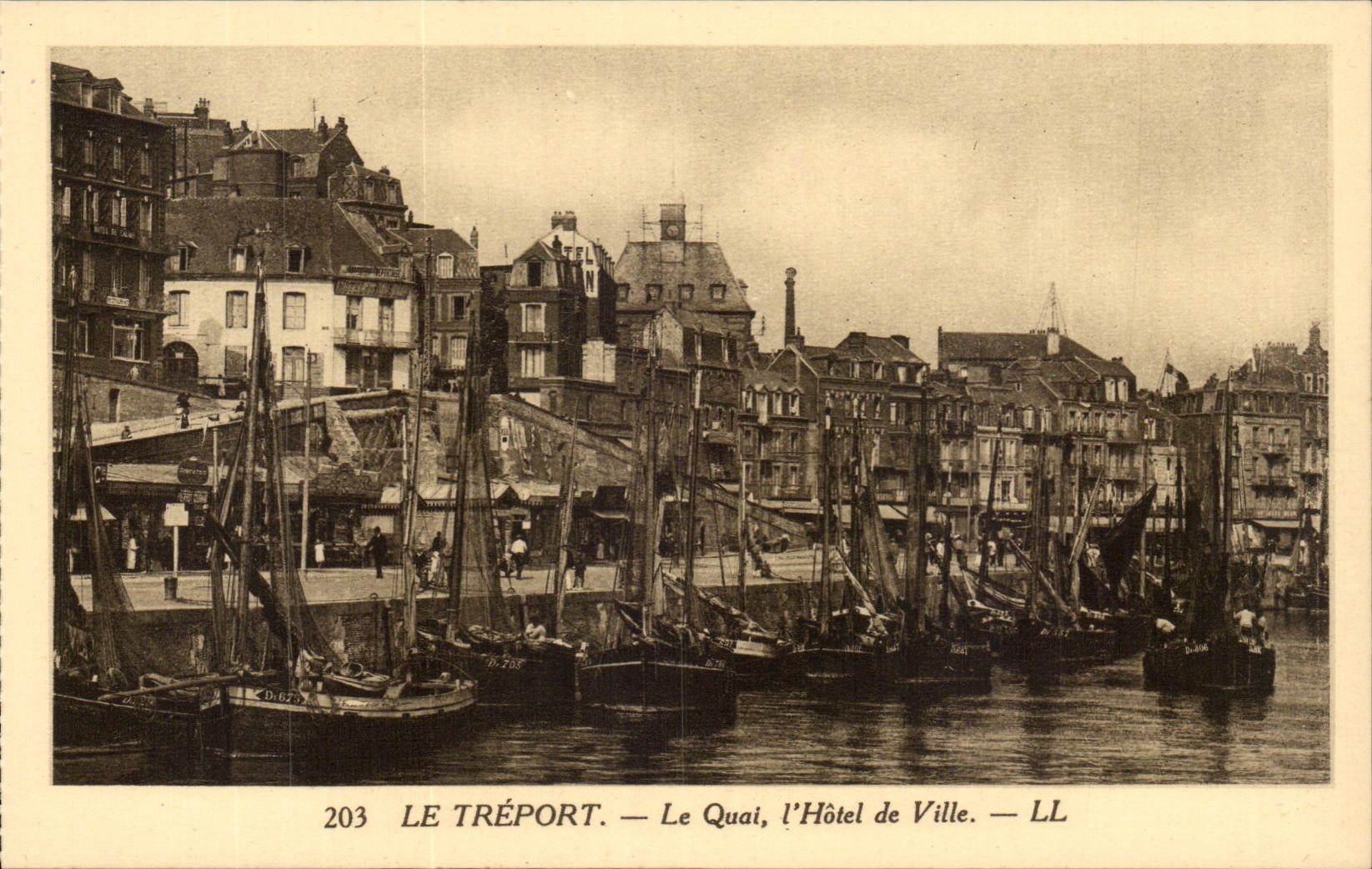 Le Treport - Le Quai - L'Hotel de Ville - CPA 