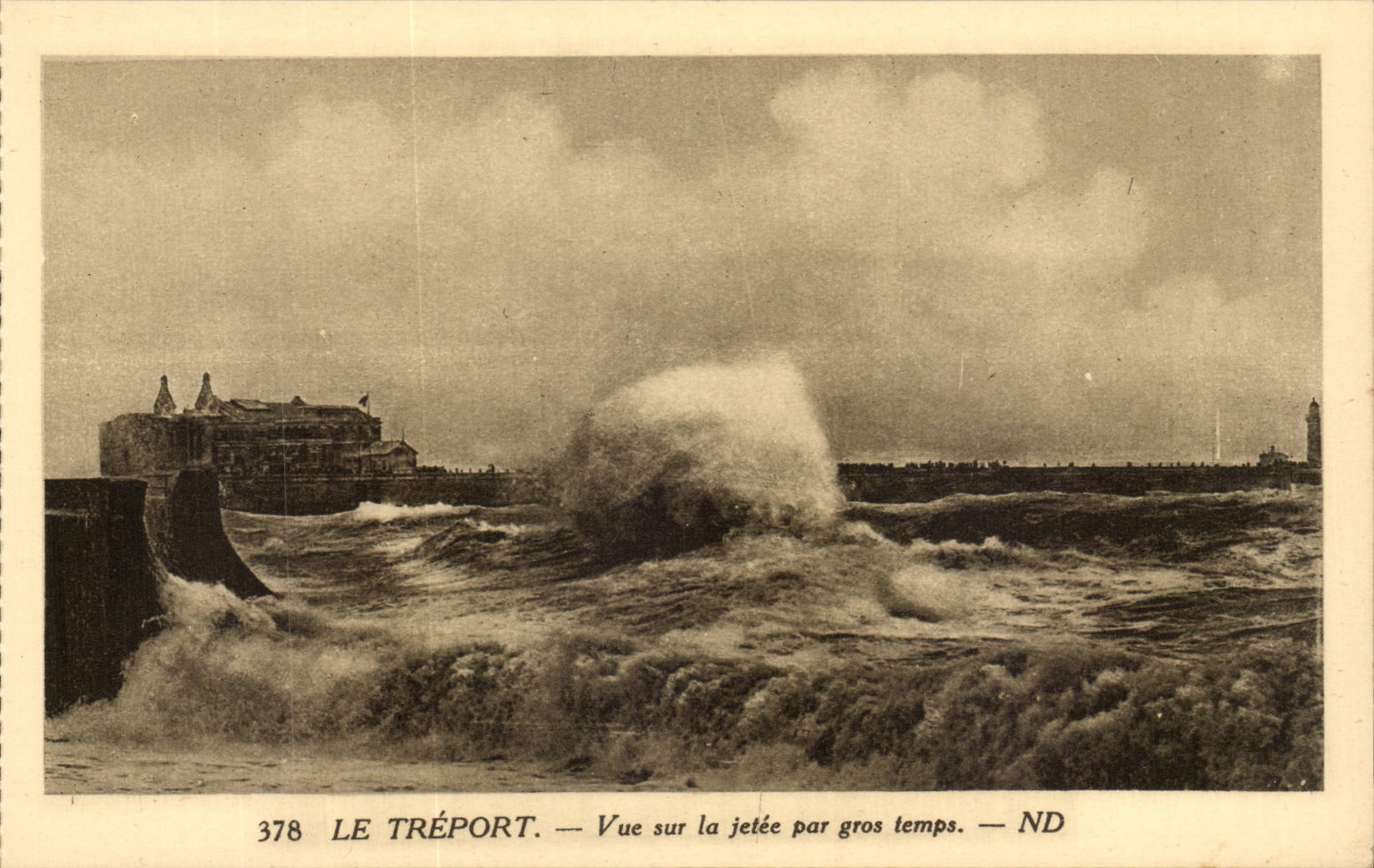 Le Treport - Vue sur la Jetee par gros temps - CPA 