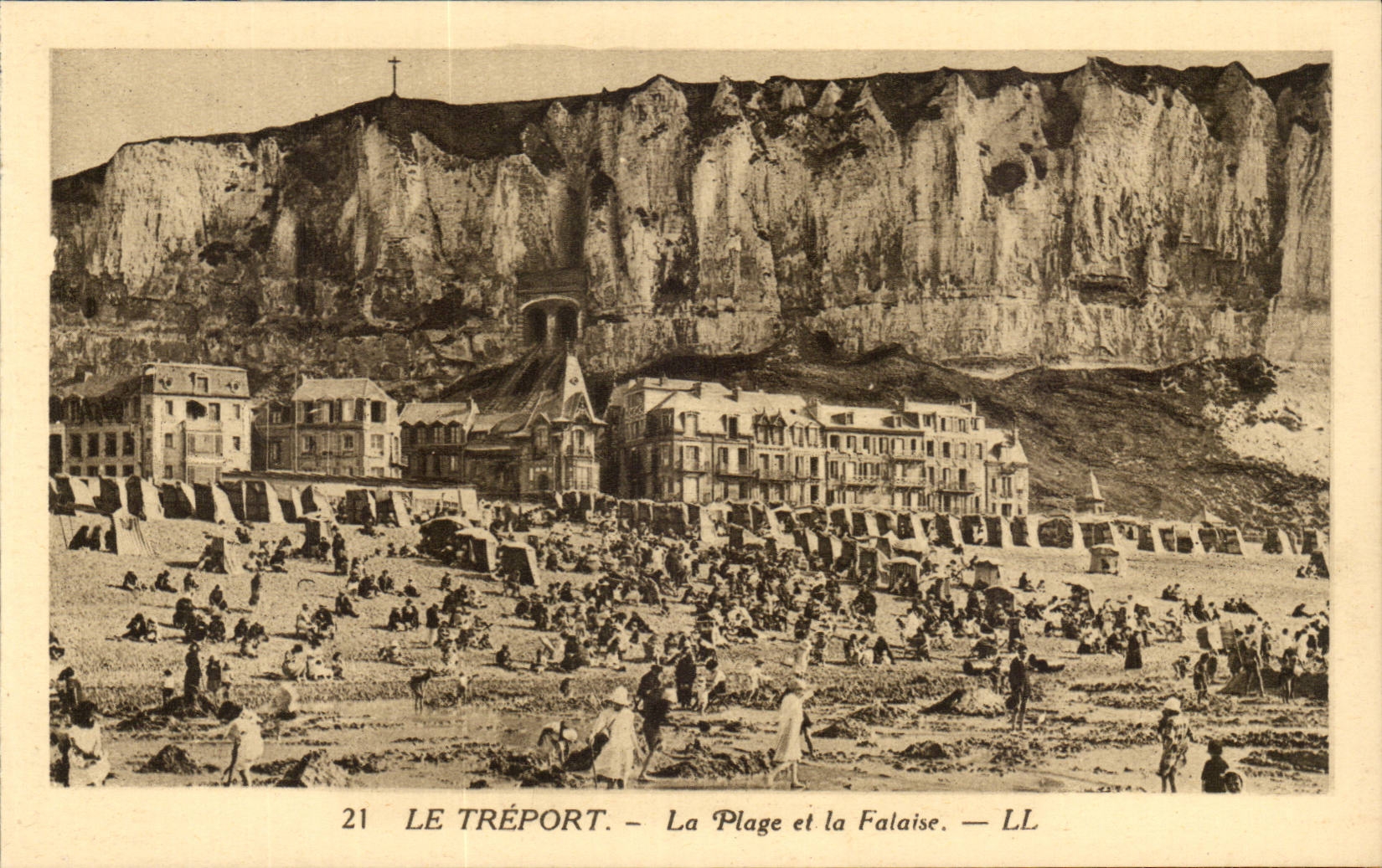 Le Treport - La Plage et le Falaise - CPA 