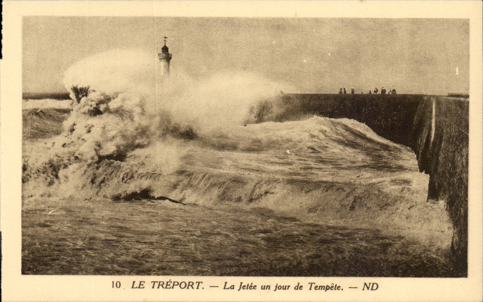 Le Treport - La Jetee et un jour de Tempete - CPA Phare Lighthouse