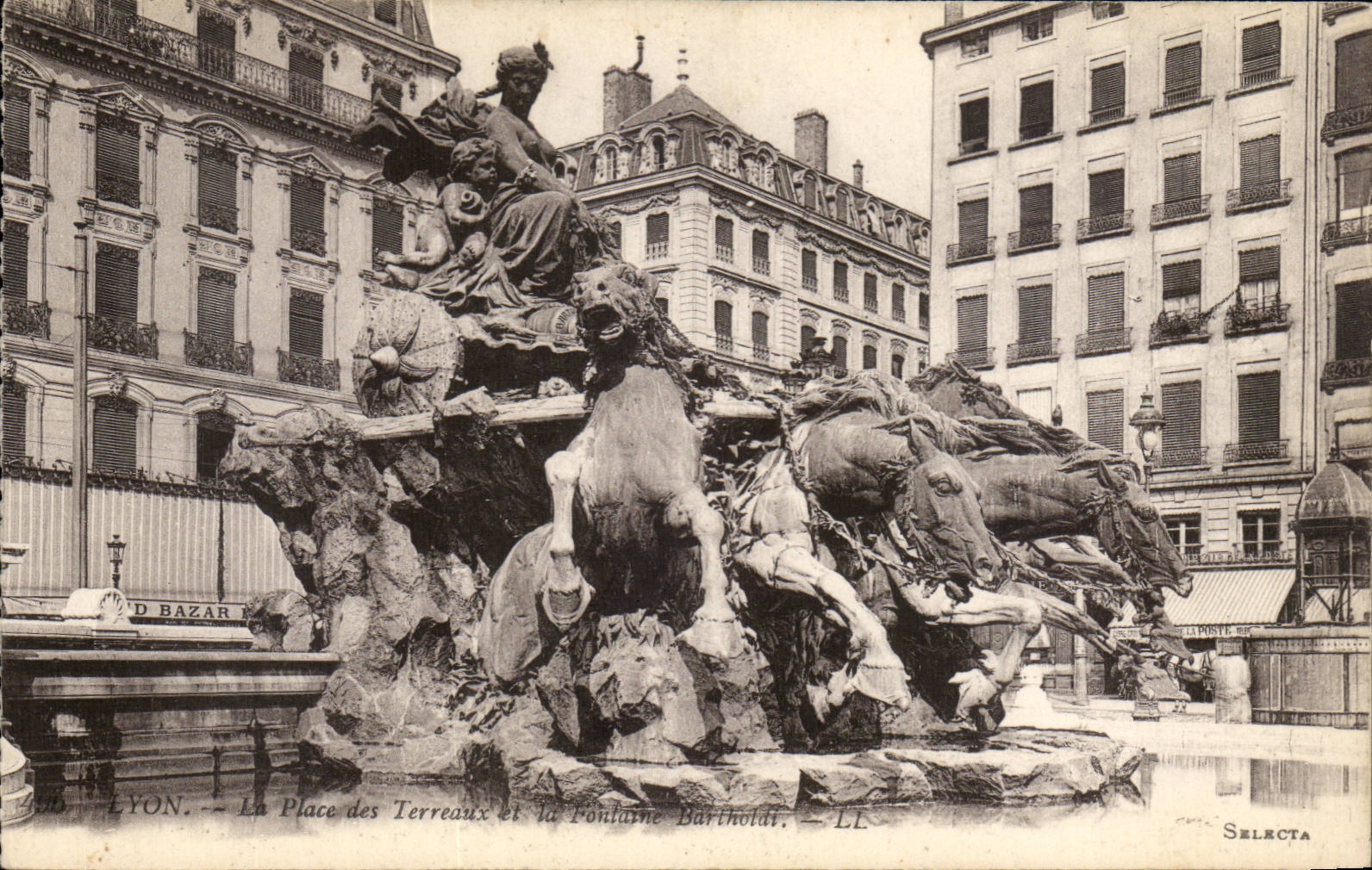 Lyon - La Place des Terreaux et la Fontaine Bartholdi - CPA 