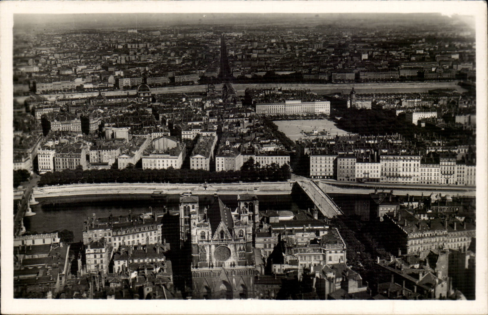 Lyon - La Ville vue de Fourviere au premier plan - La Cathedrale St Jean puis la Saone - CPA 