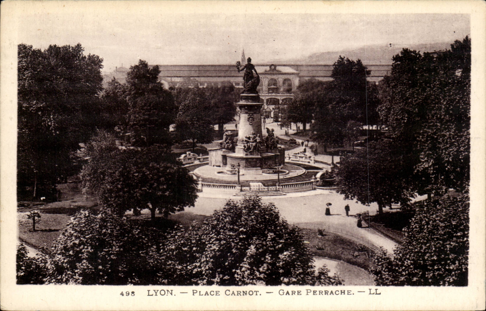 Lyon - Place Carnot - et Gare Perrache - CPA 