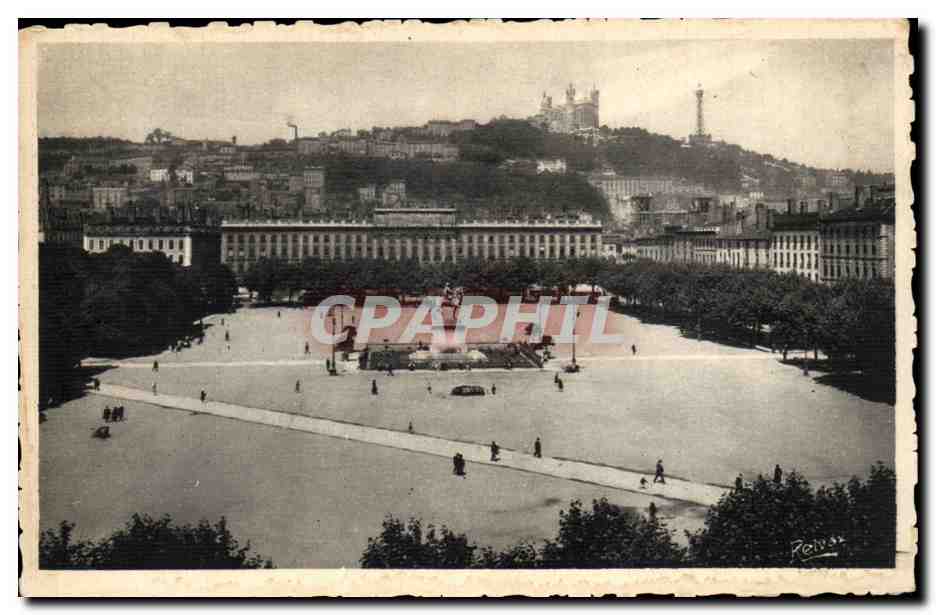 Lyon - Place Bellecour - Vue d'Ensemble - CPA 