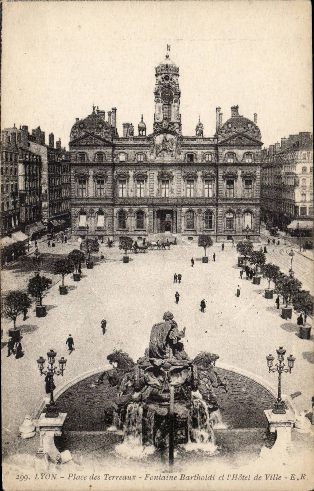 Lyon - Place des Terraux - Fontaine Bartholdi et Hotel de Ville - CPA 