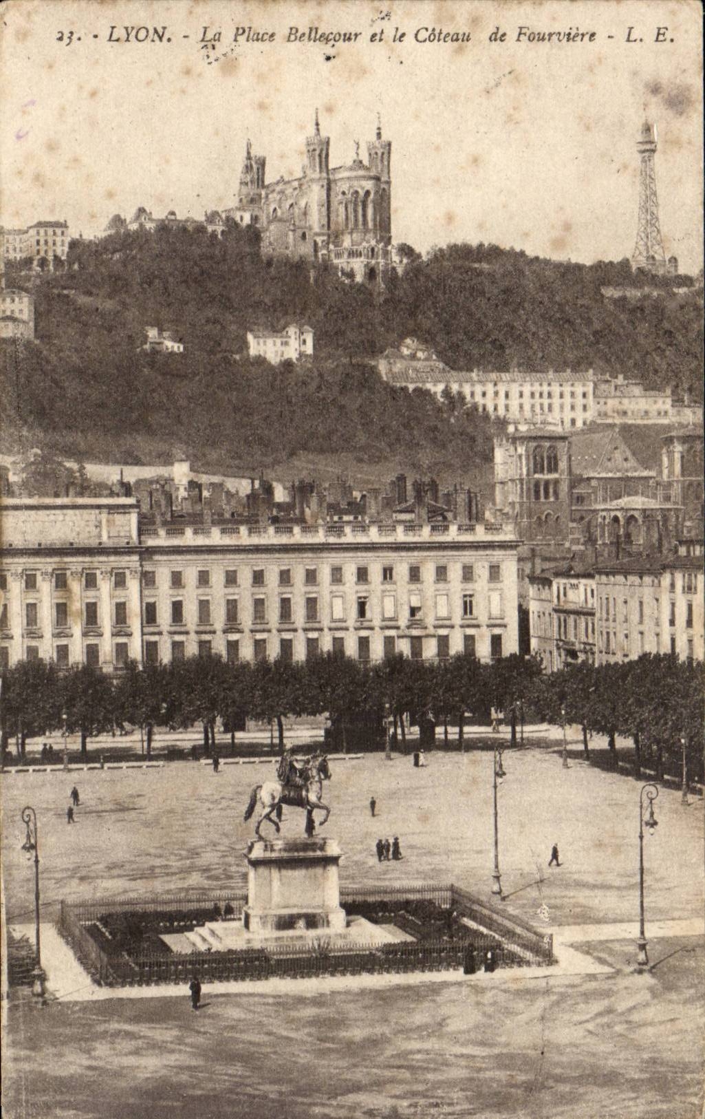 Lyon - La Place Bellecour et le Coteau Fourviere - CPA 