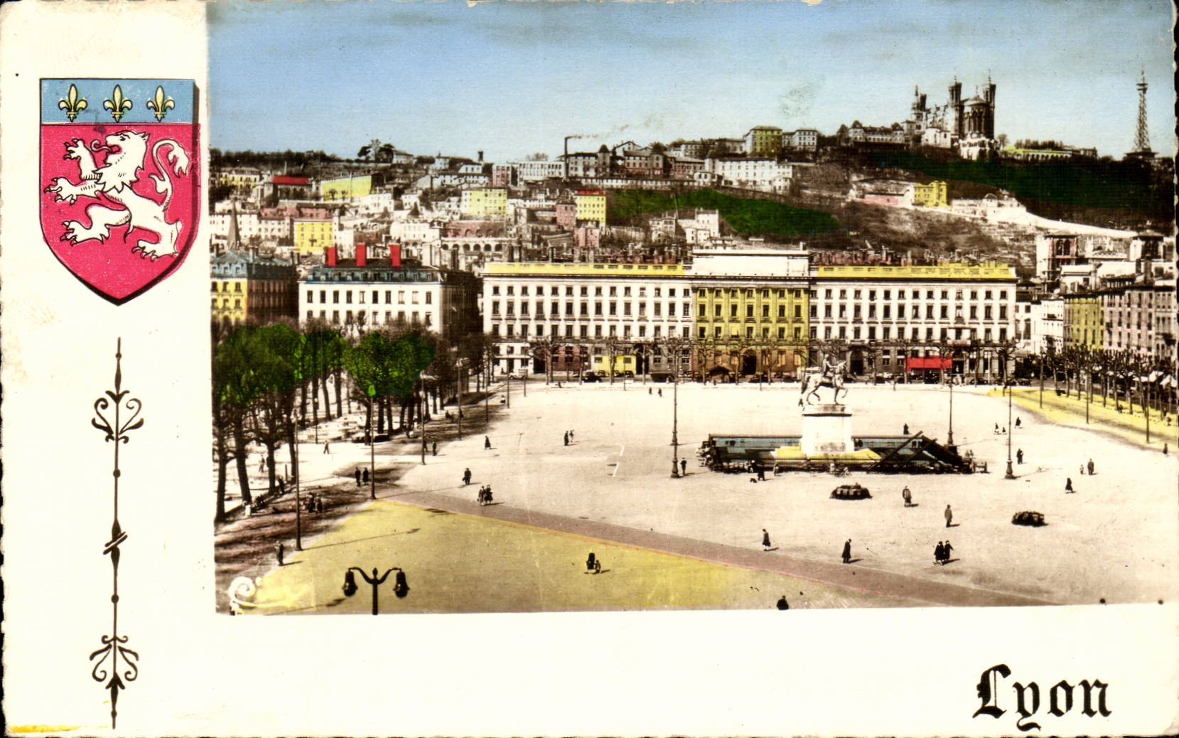 Lyon - La Place Bellecour et Fourviere - CPA 