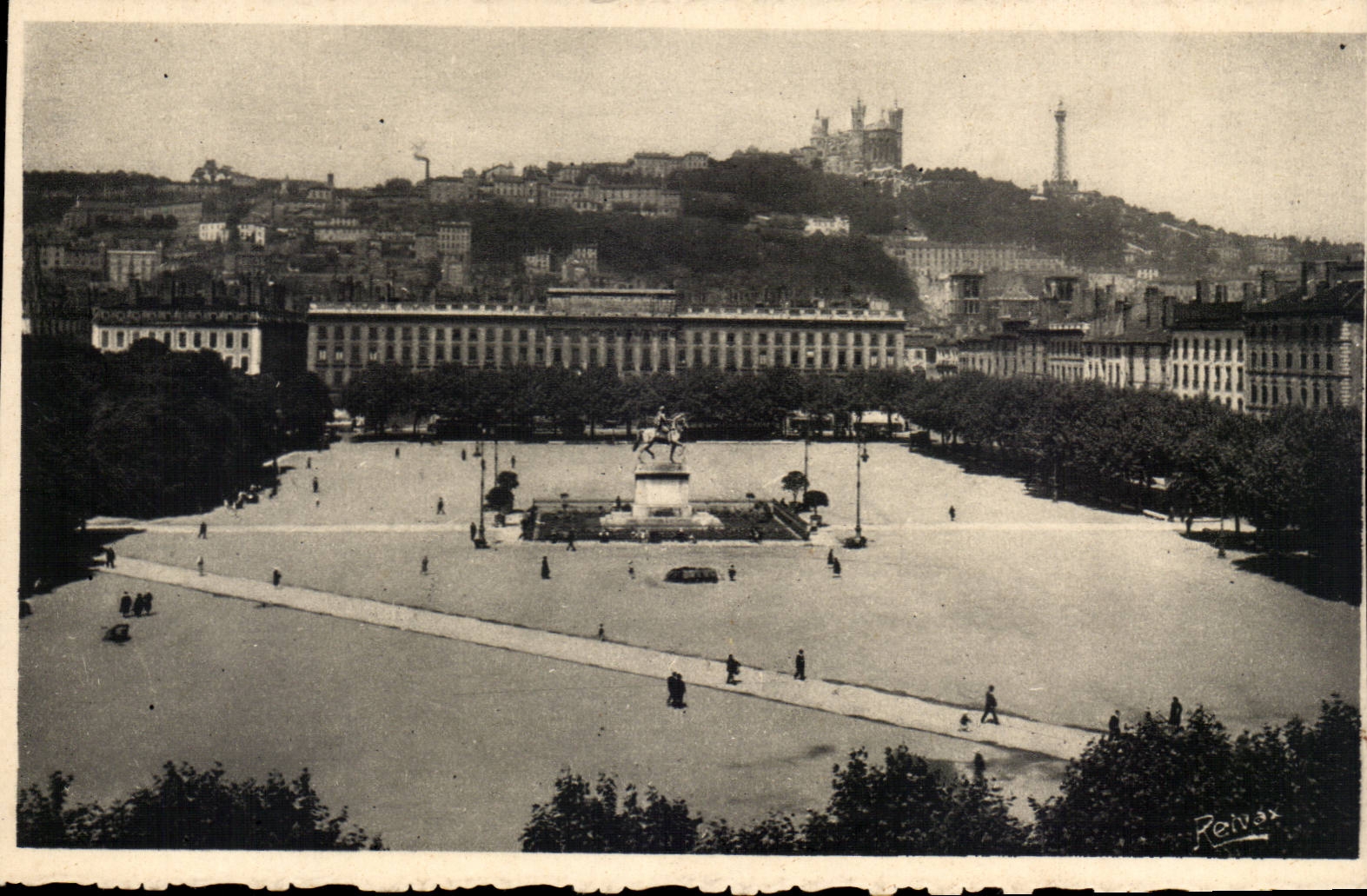 Lyon - Place Bellecour Vue d'Ensemble CPA 