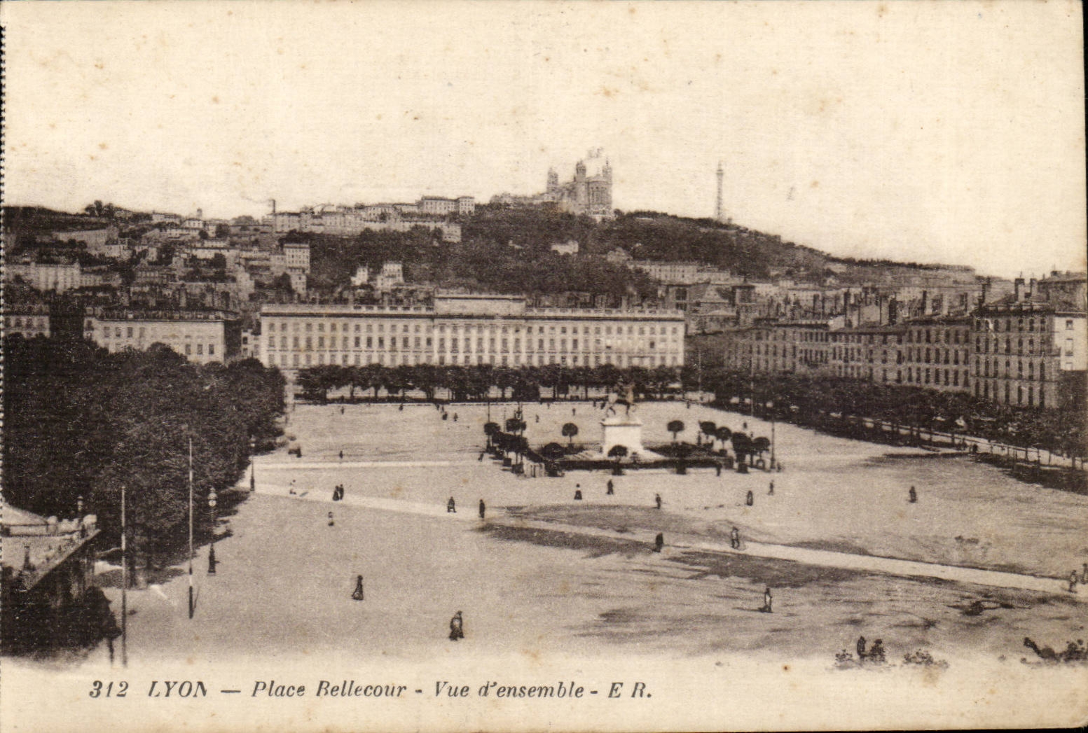 Lyon - Place Bellecour - Vue d'ensemble - CPA 