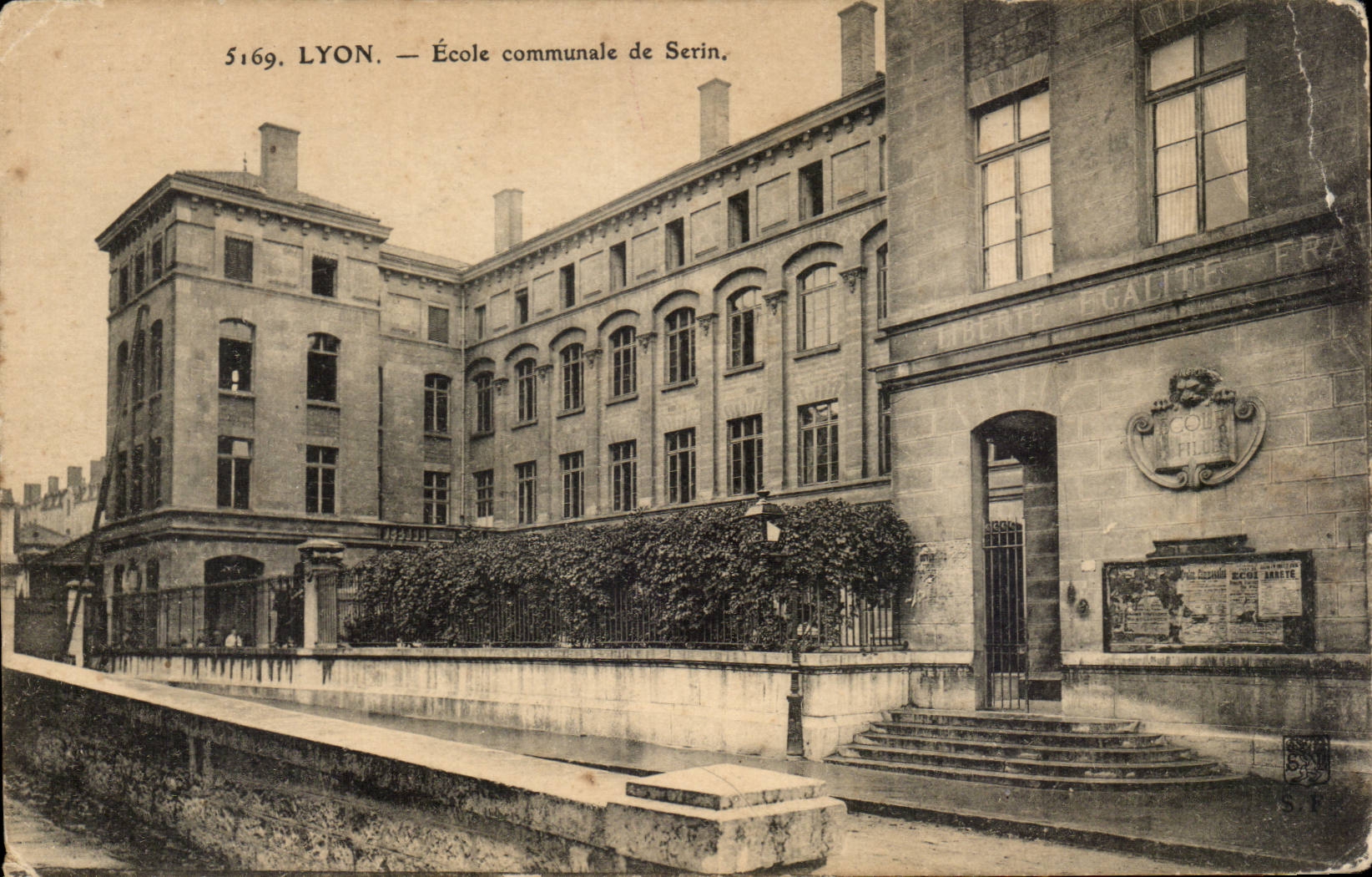 Lyon - Ecole Communale de Serin - CPA 