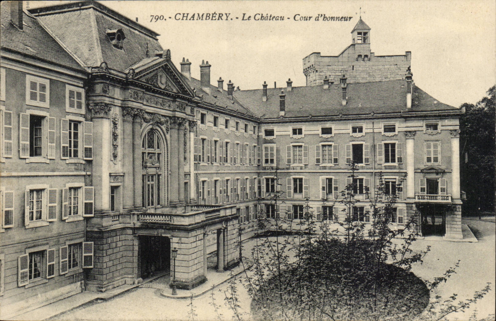 CPA Chambery Le chateau La cour d'honneur