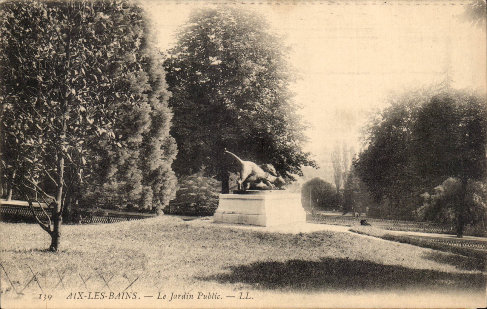 CPA Aix les Bains Le ajrdin public (lion)