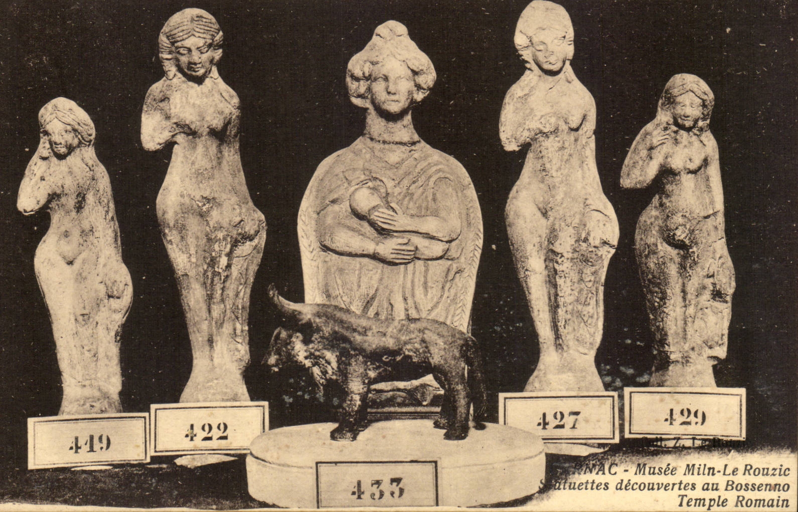CPA Menhir Dolmen Carnac Musee Miln Le Rouzic Statuettes decouvertes au Bossenno Temple romain