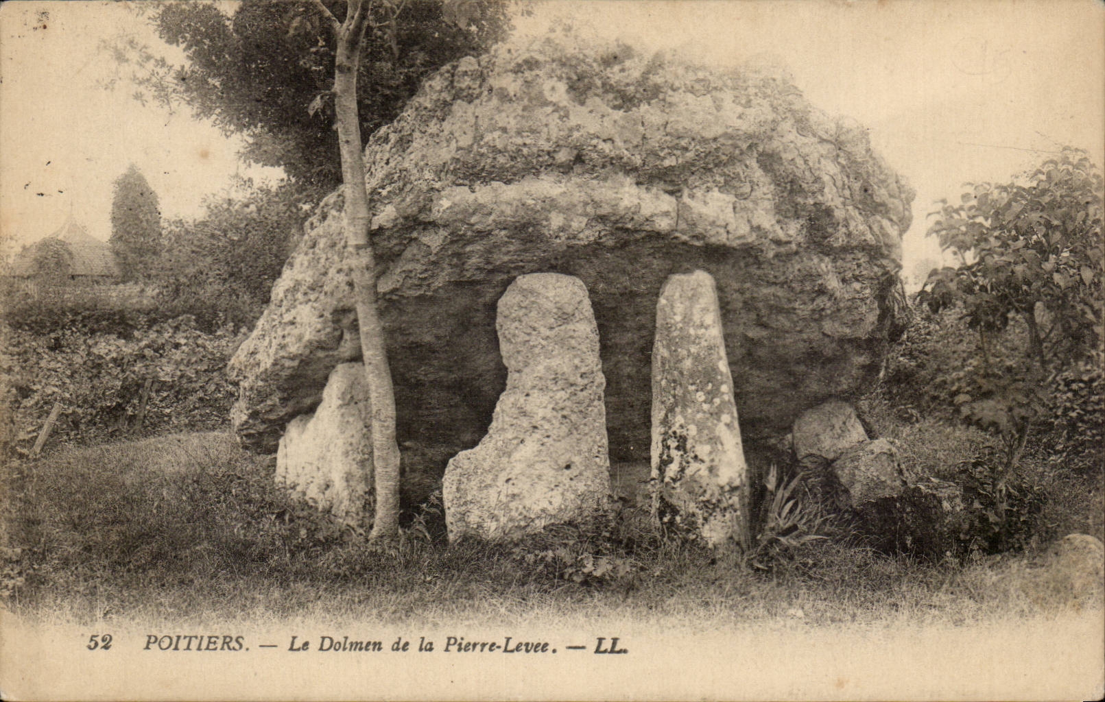 CPA Menhir Dolmen Poitiers Le dolmen de la pierre levee