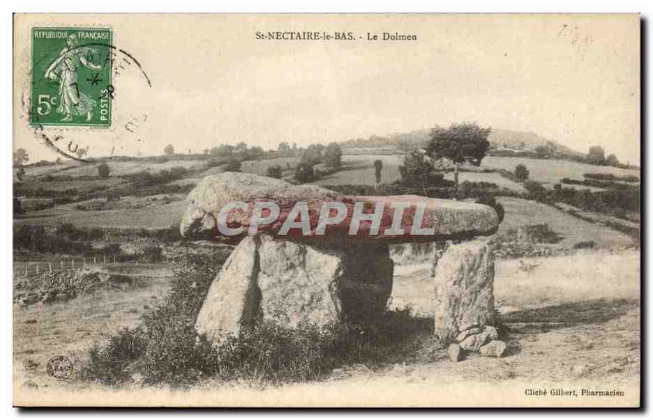 CPA Menhir Dolmen Saint Nectaire le bas Le dolmen